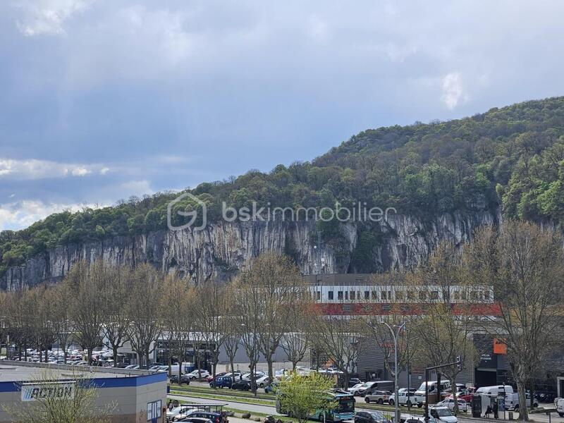 Appartement - 93 m² - 5 pièces