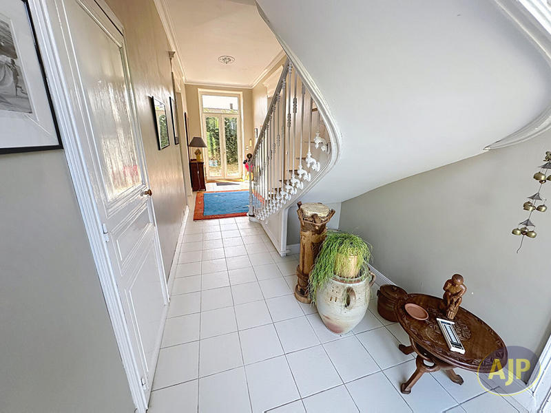 Maison - 350 m² - 12 pièces