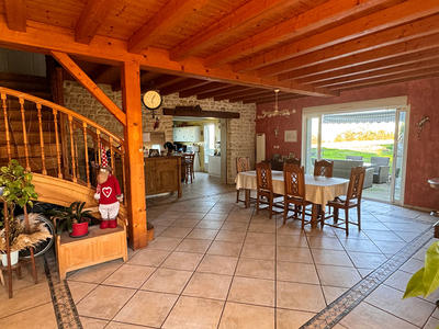 Maison - 222 m² - 7 pièces