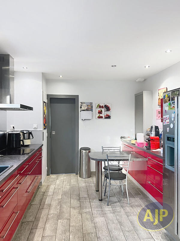 Maison - 198 m² - 8 pièces