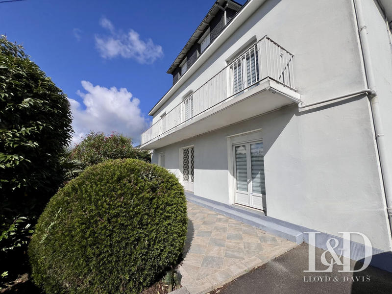 Maison - 240 m² - 10 pièces