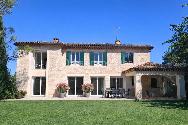 Maison traditionnelle - 240 m² - 10 pièces