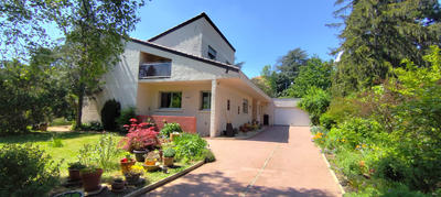 Maison - 240 m² - 8 pièces