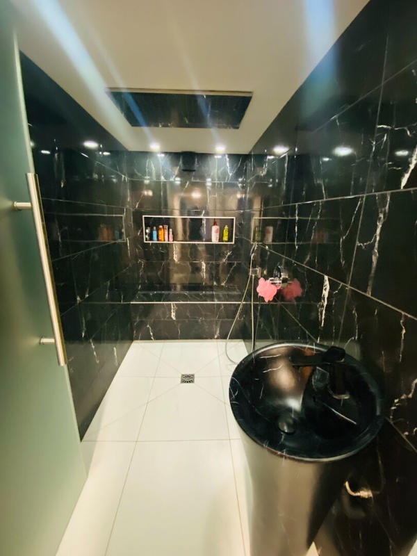 Maison - 220 m² - 8 pièces