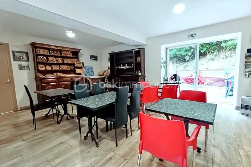 Maison - 240 m² - 6 pièces