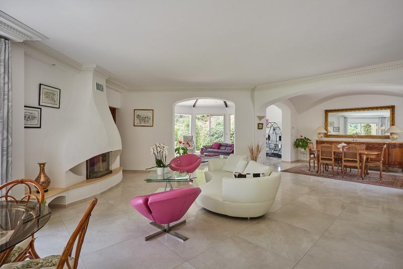 Maison - 240 m² - 9 pièces