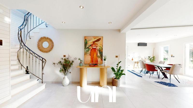 Maison - 220 m² - 6 pièces