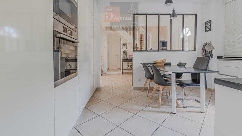 Maison - 250 m² - 8 pièces