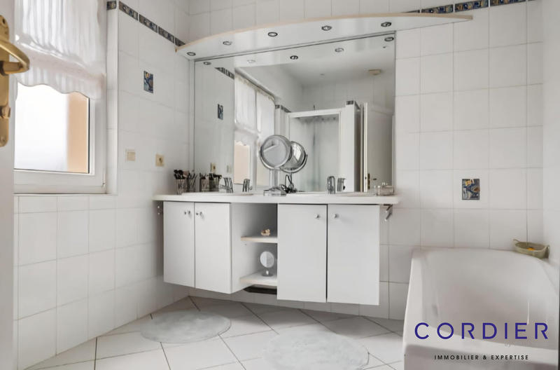 Maison - 181 m² - 8 pièces