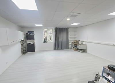 Local commercial - 90 m² - 3 pièces