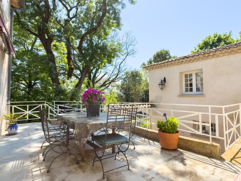 Propriété - 210 m² - 6 pièces