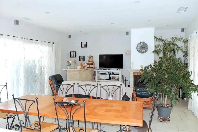 Maison - 305 m² - 9 pièces