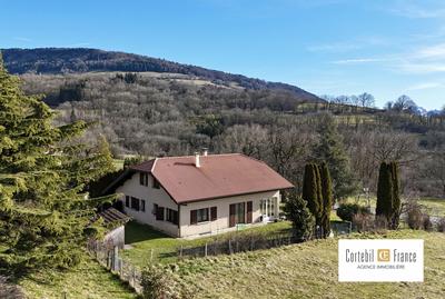 Maison traditionnelle - 320 m² - 5 pièces