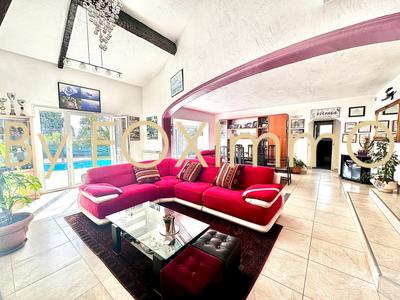 Maison - 230 m² - 6 pièces