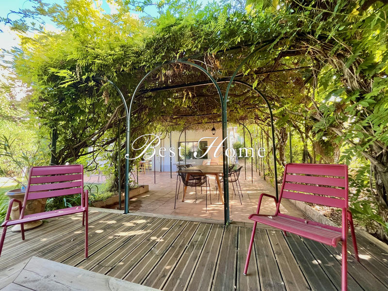 Maison - 230 m² - 9 pièces