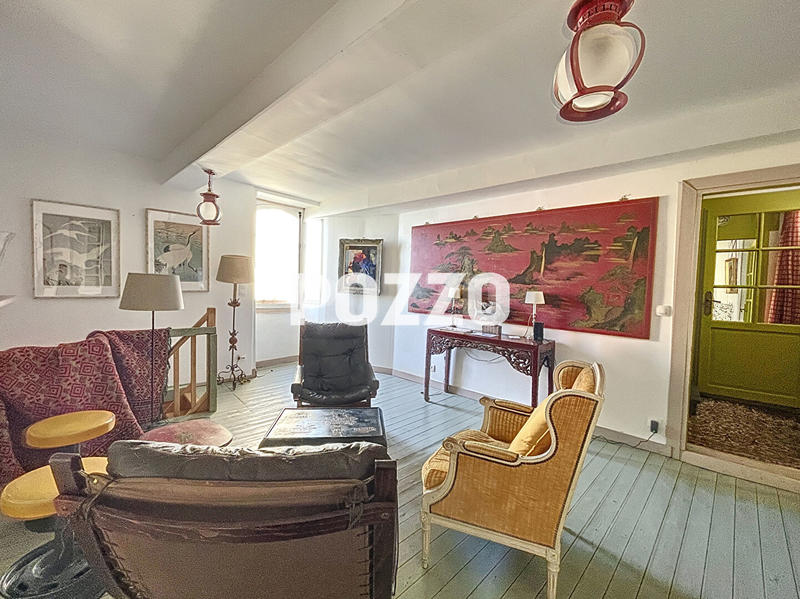 Maison - 220 m² - 8 pièces