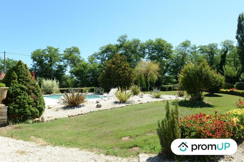 Maison - 780 m² - 18 pièces