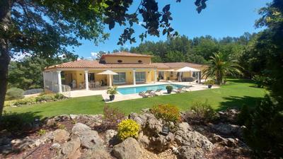 Propriété - 190 m² - 6 pièces