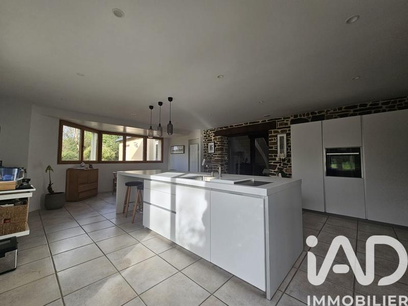 Maison - 250 m² - 8 pièces