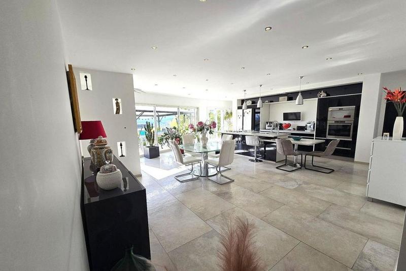 Villa - 300 m² - 12 pièces