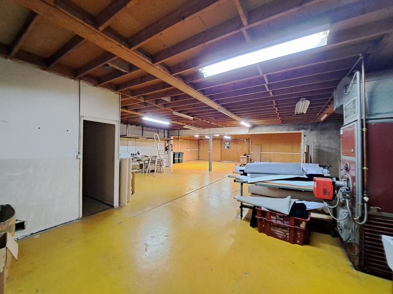 Local d'activité / Entrepôt - 2 161 m² - 3 pièces