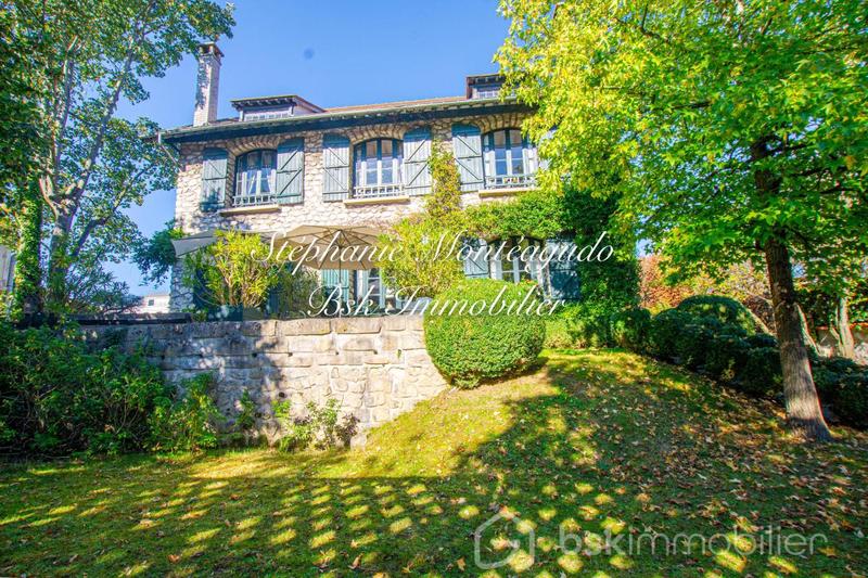 Demeure - 243 m² - 7 pièces