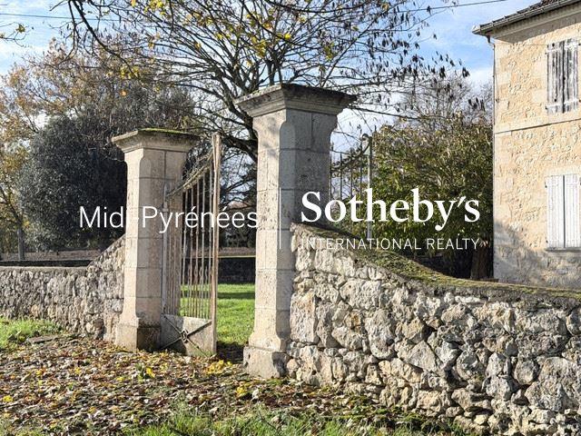 Maison - 280 m² - 8 pièces