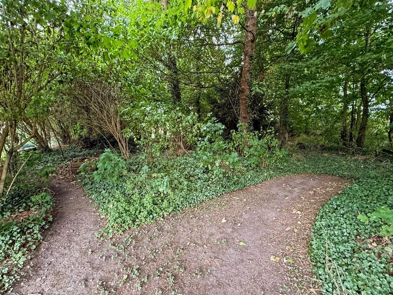 Maison - 650 m² - 8 pièces