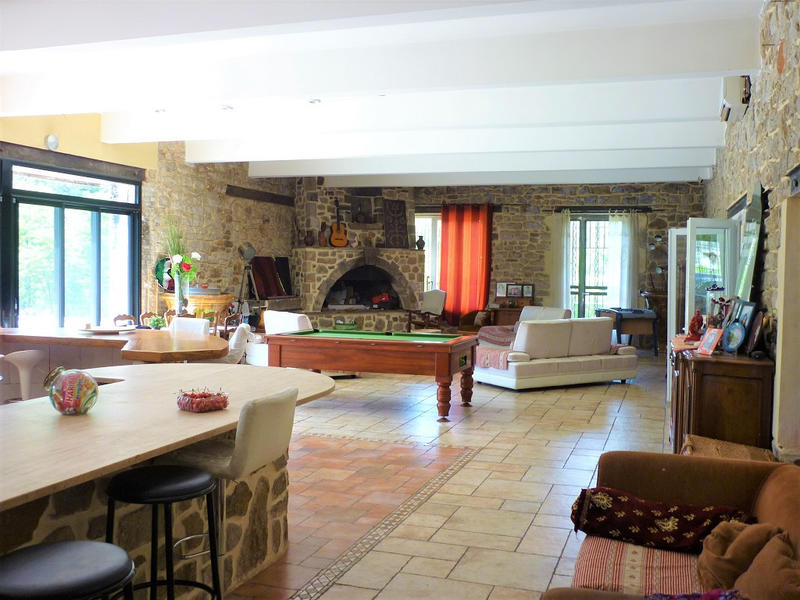 Propriété - 700 m² - 16 pièces