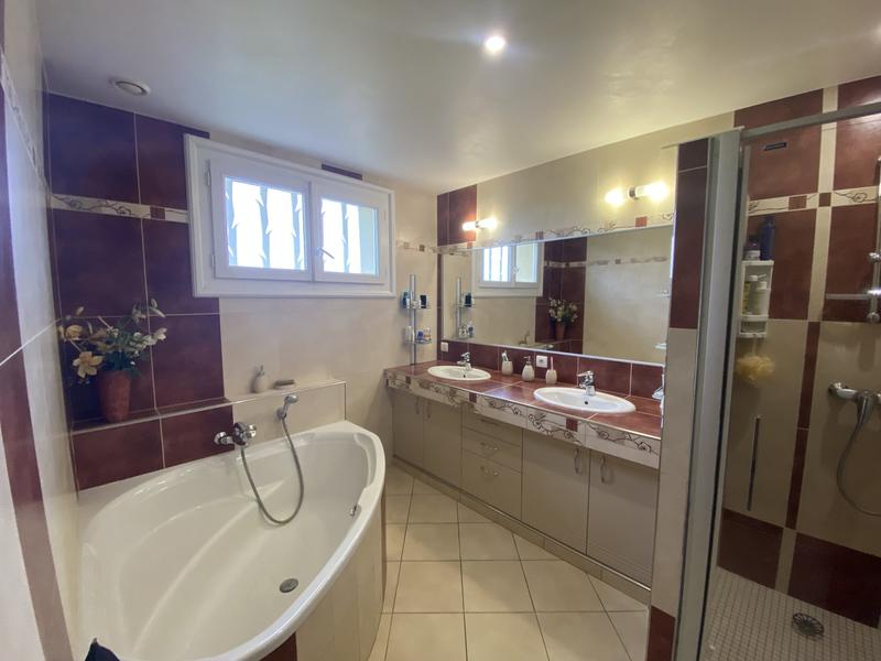 Maison - 203 m² - 10 pièces