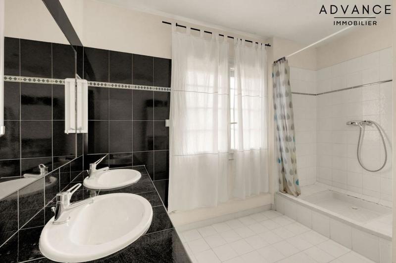 Maison - 333 m² - 8 pièces