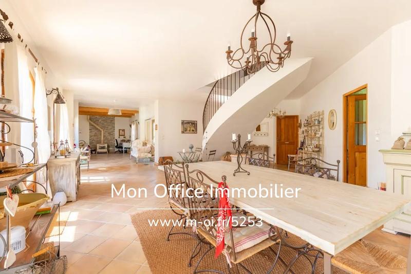 Villa - 240 m² - 6 pièces
