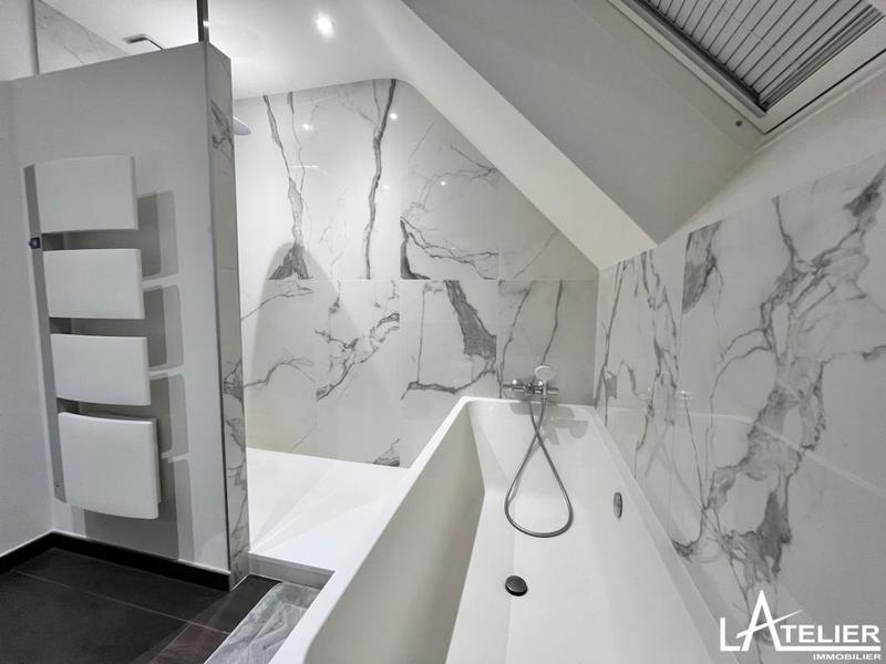 Demeure - 233 m² - 9 pièces