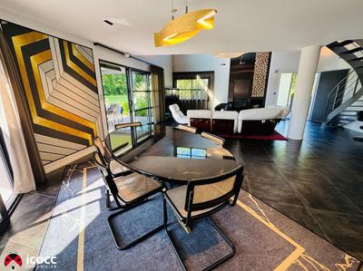 Maison - 303 m² - 11 pièces