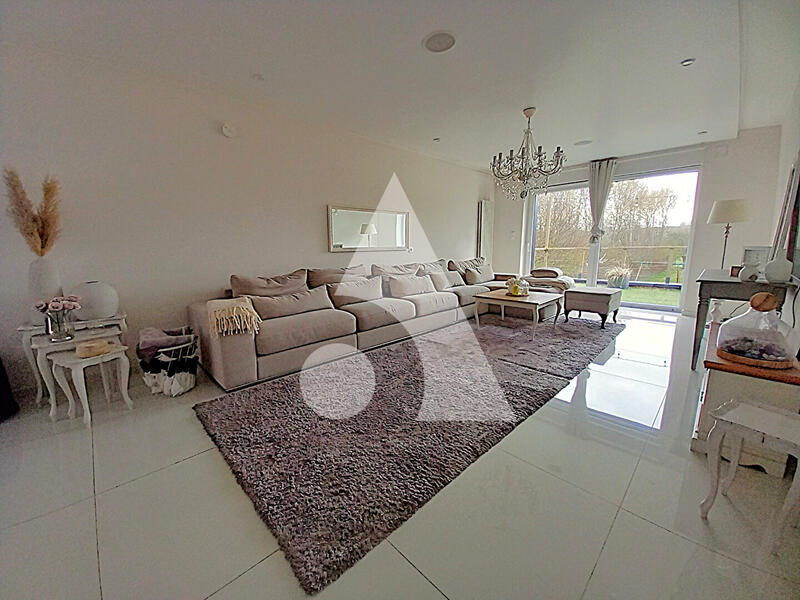 Maison - 242 m² - 11 pièces