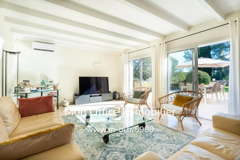 Propriété - 250 m² - 7 pièces