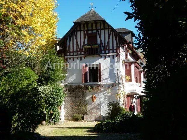 Maison - 270 m² - 12 pièces