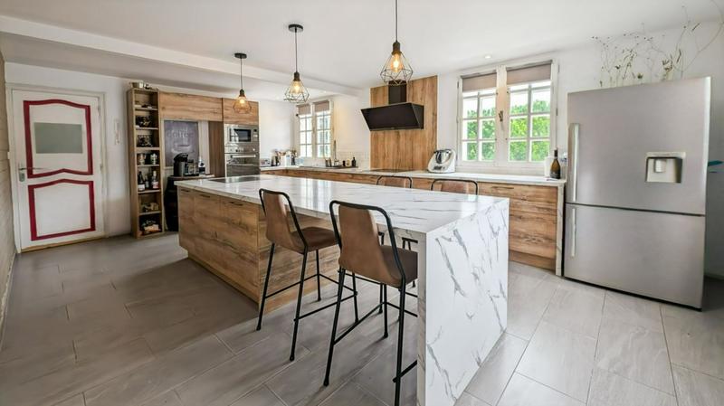 Maison - 270 m² - 10 pièces