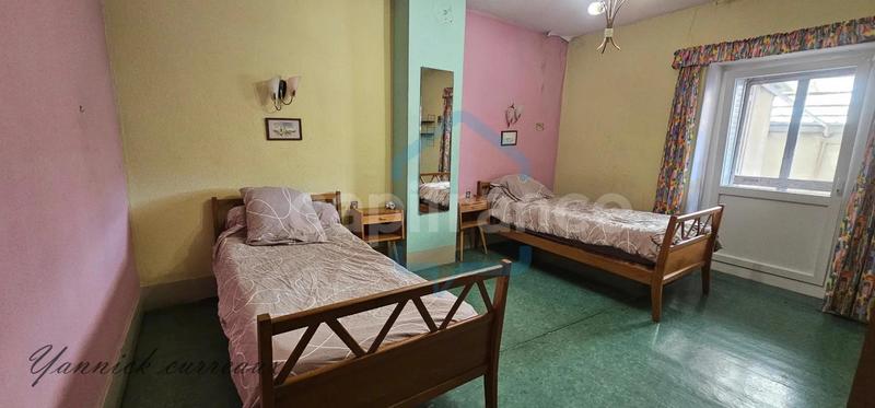 Maison - 244 m² - 9 pièces