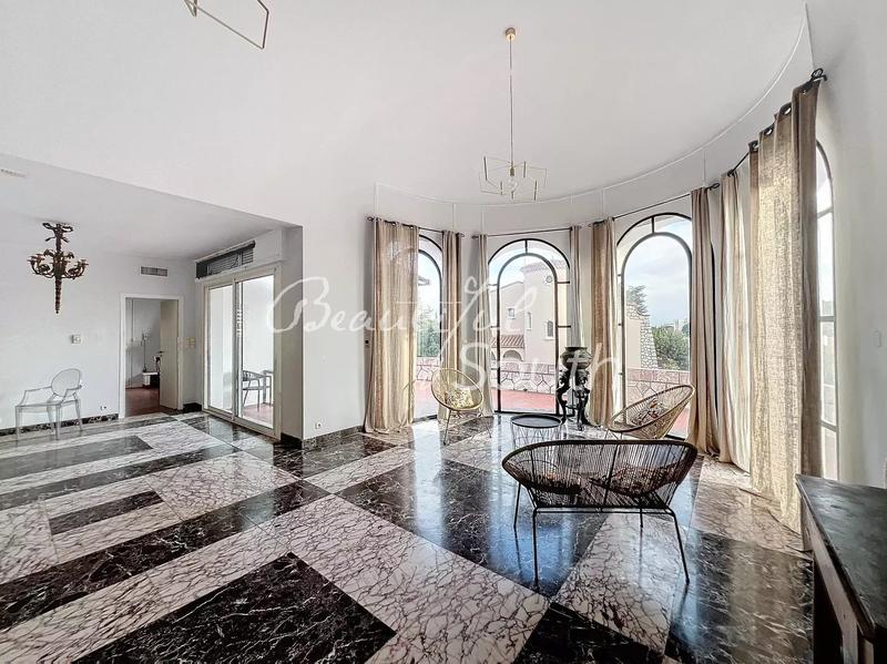 Maison - 247 m² - 5 pièces