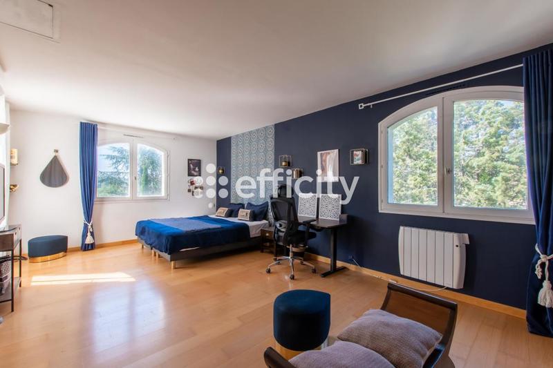 Maison - 230 m² - 6 pièces