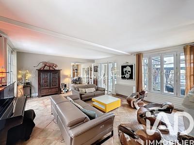 Maison - 202 m² - 9 pièces