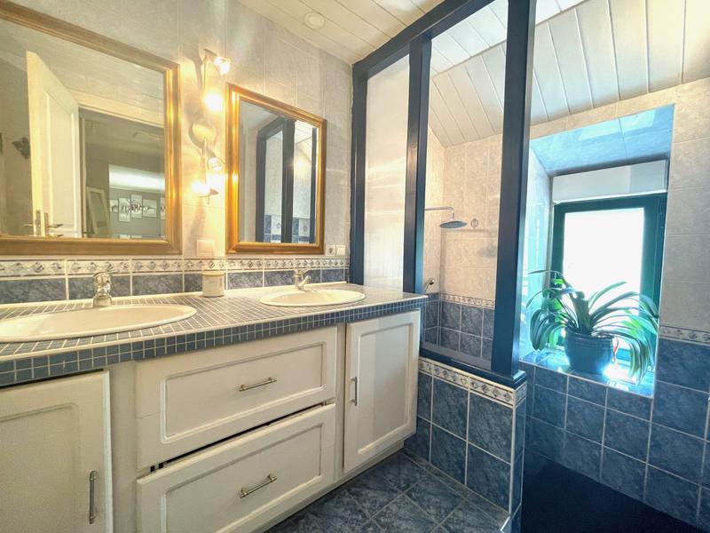 Maison - 232 m² - 9 pièces