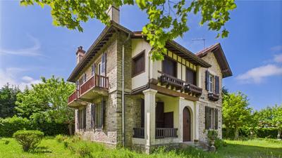 Propriété - 225 m² - 8 pièces