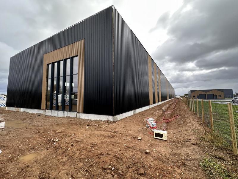 Local d'activité / Entrepôt - 220 m² - 4 pièces