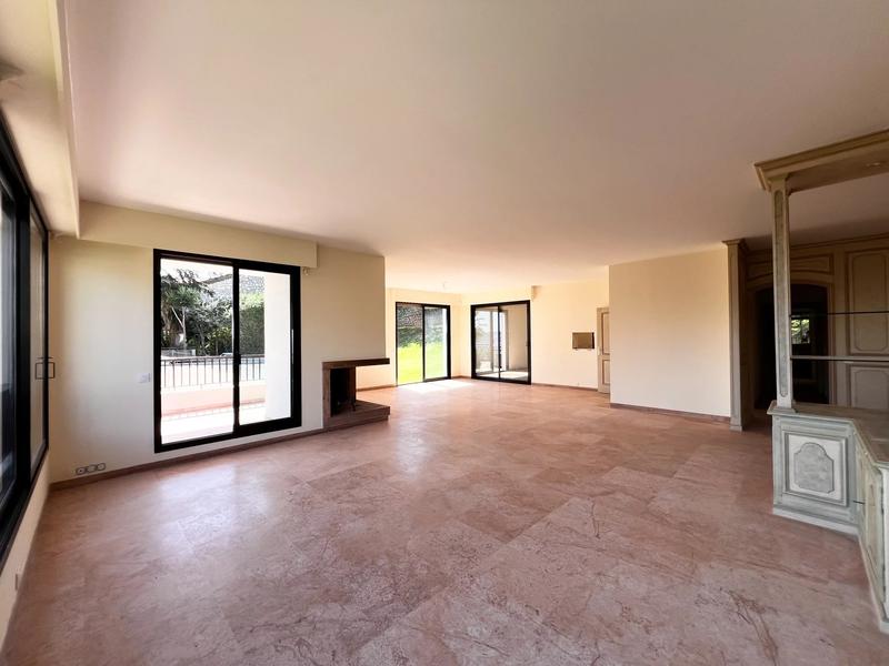 Maison - 302 m² - 5 pièces