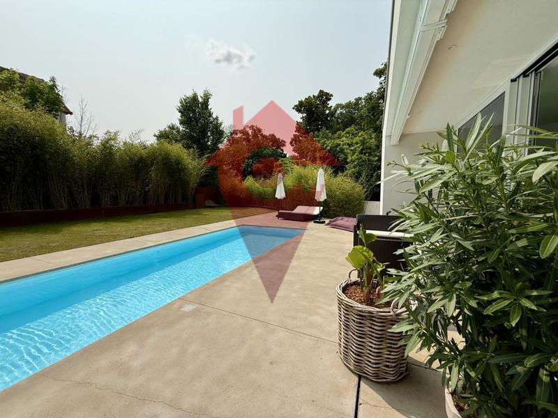 Maison - 285 m² - 8 pièces