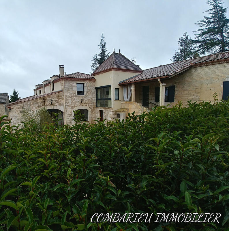 Maison - 240 m² - 7 pièces