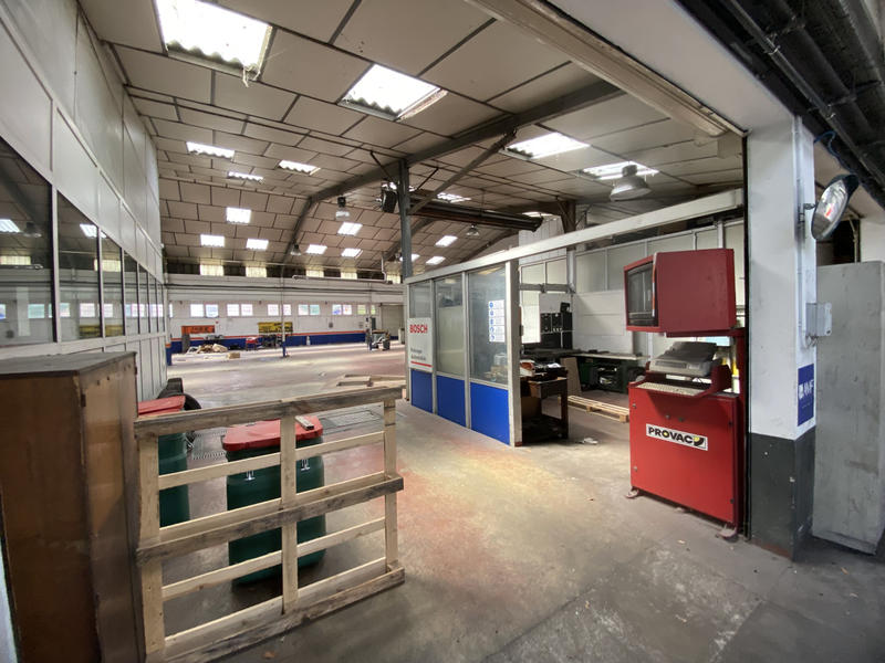 Local commercial - 1 900 m²