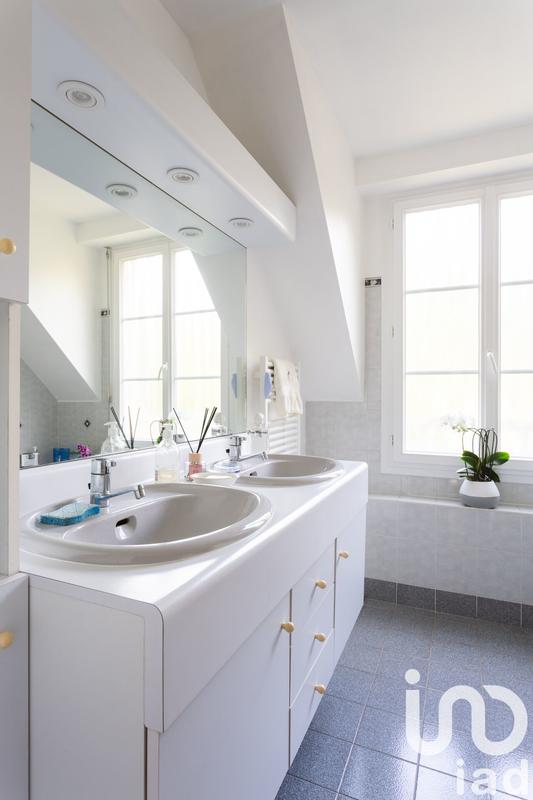 Maison - 218 m² - 8 pièces